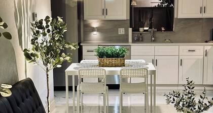 Chateau Guest House, Delray Beach. Modern 3 king bed oasis just off Atlantic Ave