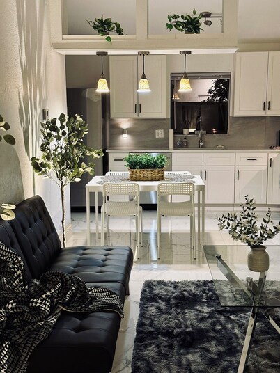 Chateau Guest House, Delray Beach. Modern 3 king bed oasis just off Atlantic Ave