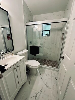Shower, hair dryer, towels, soap - Chateau Guest House, Delray Beach. Modern 3 king bed oasis just off Atlantic Ave (Delray Beach)