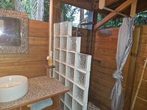 Dusche, Haartrockner, Handtücher, Toilettenpapier