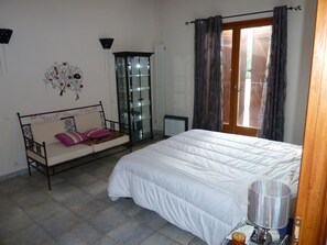 7 bedrooms, desk, iron/ironing board, travel cot