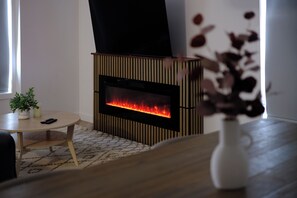 Familieleilighet, flere senger, ikke-røyk | Safe på rommet, skrivebord og skrivebord for bærbar PC