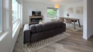 Apartamento familiar, varias camas, no fumadores | Zona de estar | Smart TV de 49 pulgadas con canales por cable