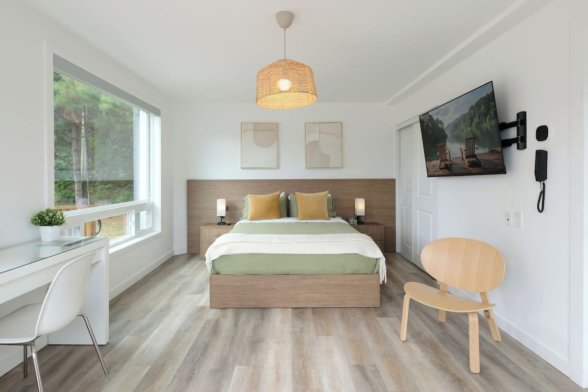 Comfort Double Room, 1 Queen Bed, Non Smoking, Ground Floor | In-room safe, desk, laptop workspace, free WiFi