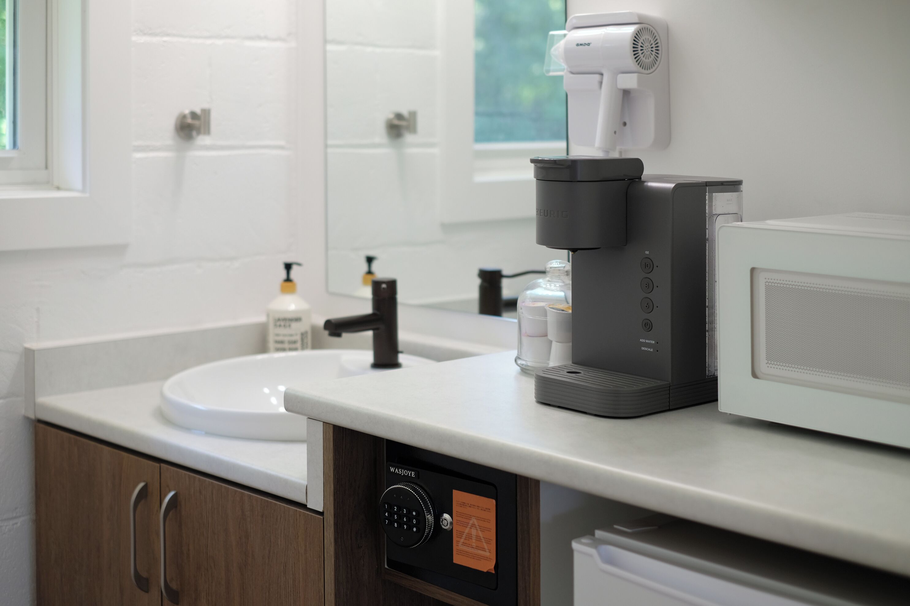 Una cocina moderna equipada con cafetera, microondas y pileta.