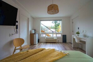 Comfort dubbelrum - 1 queensize-säng - icke-rökare - bottenvåning | Värdeförvaringsskåp på rummet, skrivbord och arbetsyta för laptop