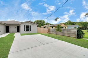 Property grounds - Cozy Luxury Home, Games, King Bed, Sleeps 12 (Houston)