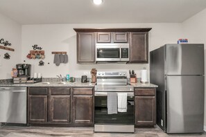 Private kitchen - Cozy Luxury Home, Games, King Bed, Sleeps 12 (Houston)