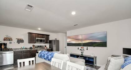 Cozy Luxury Home, Games, King Bed, Sleeps 12