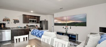 Cozy Luxury Home, Games, King Bed, Sleeps 12