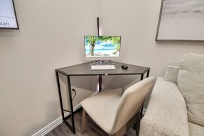 Interior - Cozy Luxury Home, Games, King Bed, Sleeps 12 (Houston)