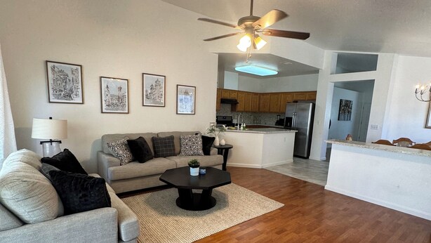 Smart TV, fireplace - Cozy 4 bedroom family getaway home. Pet friendly home.  (Turlock)