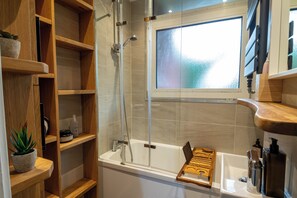 Hair dryer, towels, soap, shampoo - Cosy Family Retreat with Garden & Workspace (London)