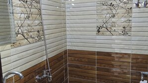 Un bagno con lavandino, WC e doccia.