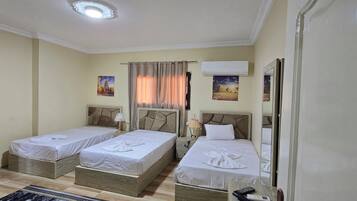 Basic Triple Room | Desk, laptop workspace, soundproofing, free WiFi