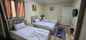 Habitación triple básica | Baño | Regadera, amenidades de baño gratuitas, secadora de cabello, toallas