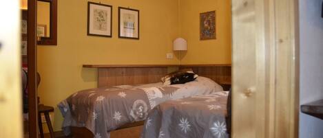 1 chambre, fer et planche Ă repasser, Wi-Fi gratuit, draps fournis