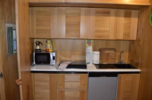 Kjøleskap, ovn, kokeplater og oppvaskmaskin