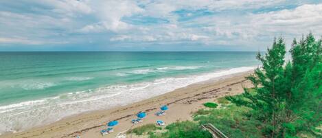 En la playa, camastros y toallas de playa