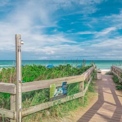 Sulla spiaggia, lettini da mare, teli da spiaggia