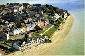 A coastal town with historic buildings, a beach, and a fortified structure. - Panorama, Studio Pour 2 Personnes (Le Crotoy)