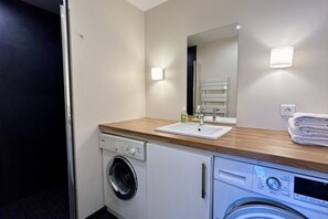 Shower, hair dryer, towels