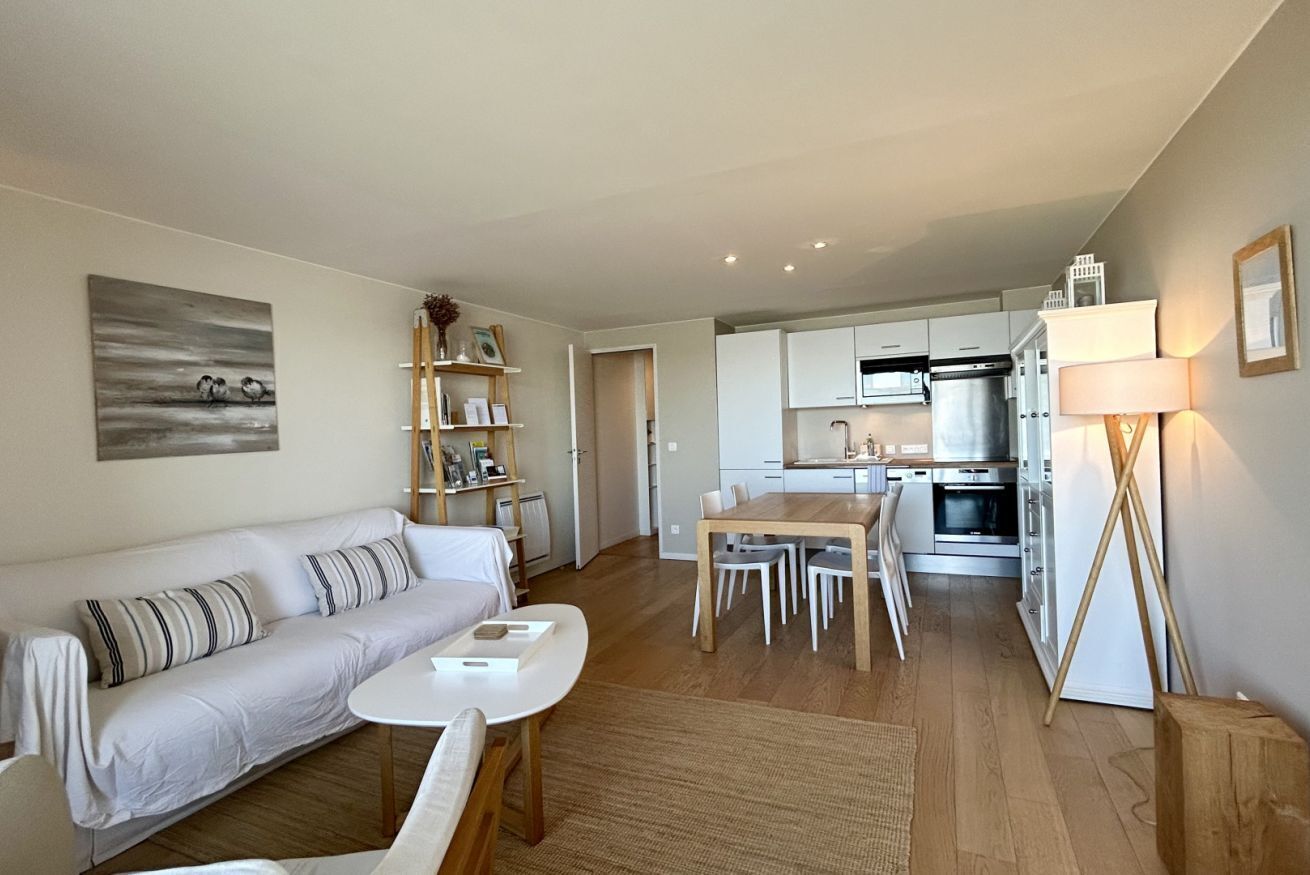 Un appartement moderne comprenant un salon, un coin repas et une cuisine.