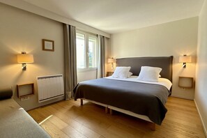 1 bedroom, travel cot, WiFi, bed sheets