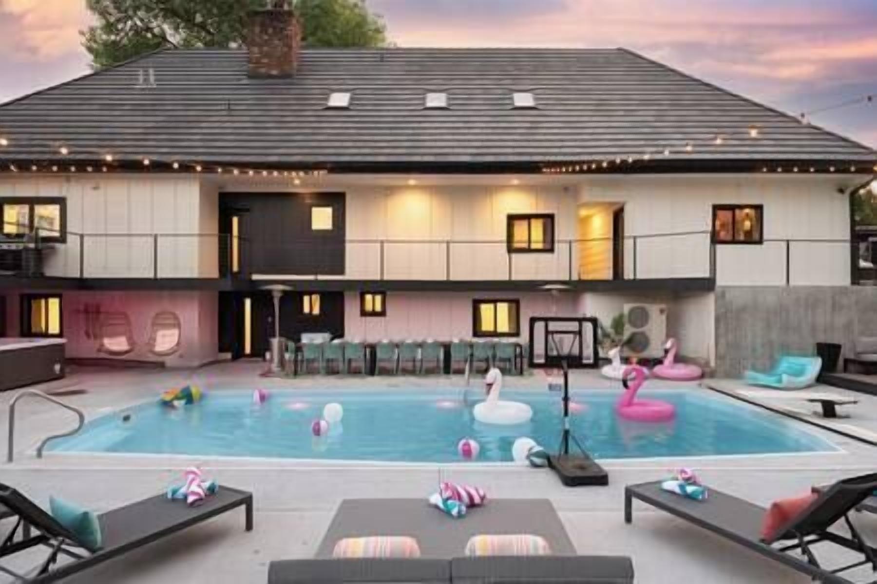Lux Pool House! Hot Tub, Fire Pit, Mini Putt, Game Room!