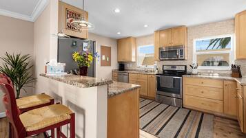 Réfrigérateur, micro-ondes, four, plaque de cuisson