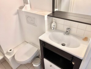 Dusj, håndklær, såpe og toalettpapir