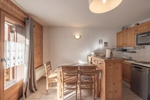 Jääkaappi, uuni, liesi, astianpesukone