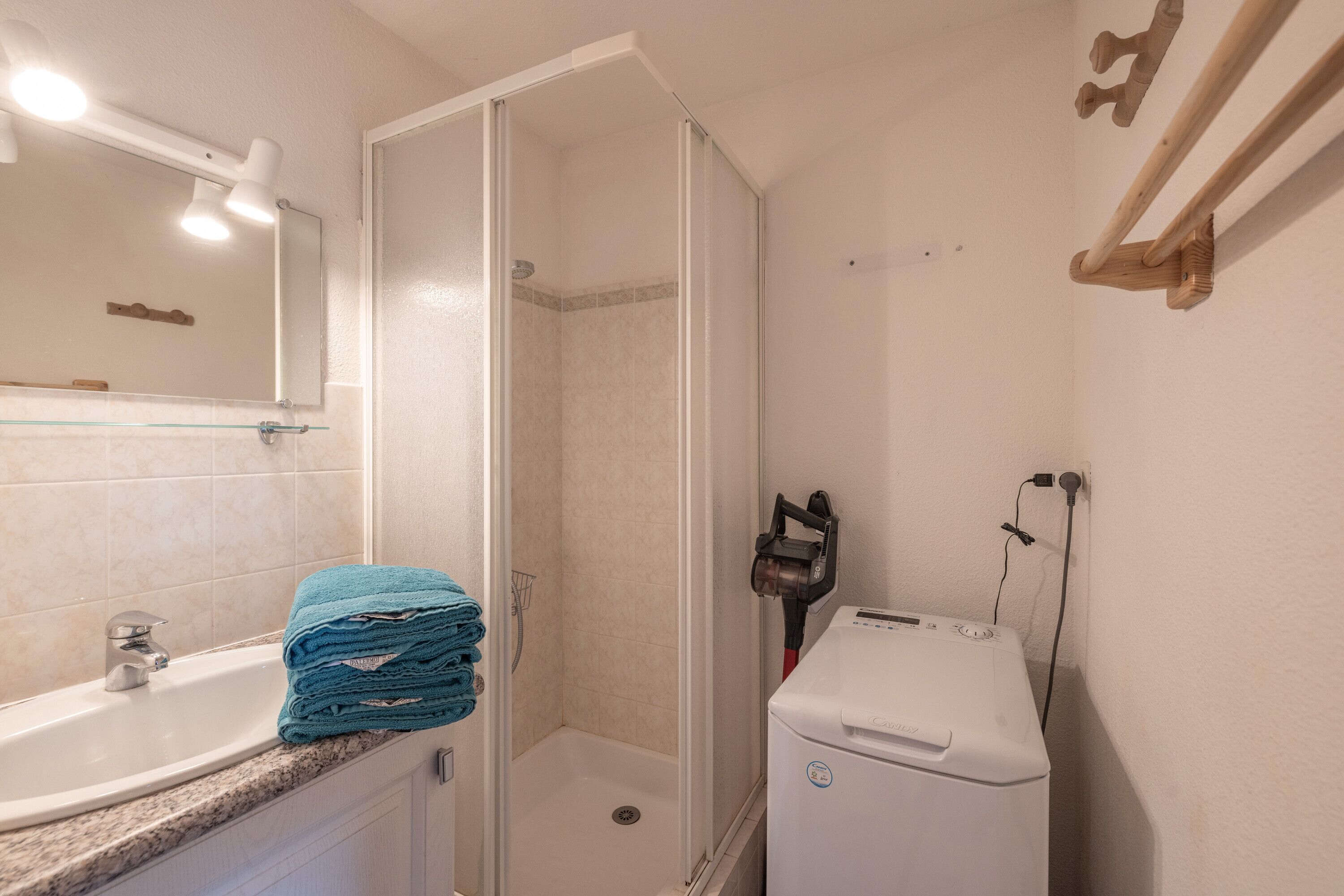 Dusche, Haartrockner, Handtücher