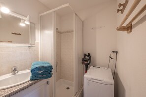 Suihku, hiustenkuivaaja, pyyhkeet