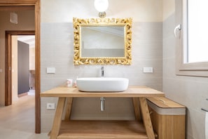 Douche, sĂšche-cheveux, serviettes fournies