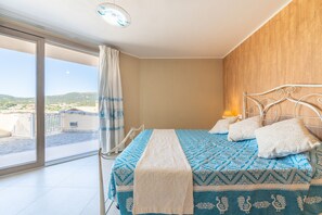4 slaapkamers, een strijkplank/strijkijzer, gratis wifi, beddengoed