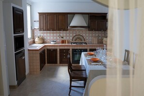 Frigorífico, horno, placa de cocina y lavavajillas
