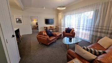 Una Smart TV, libros, un reproductor estéreo