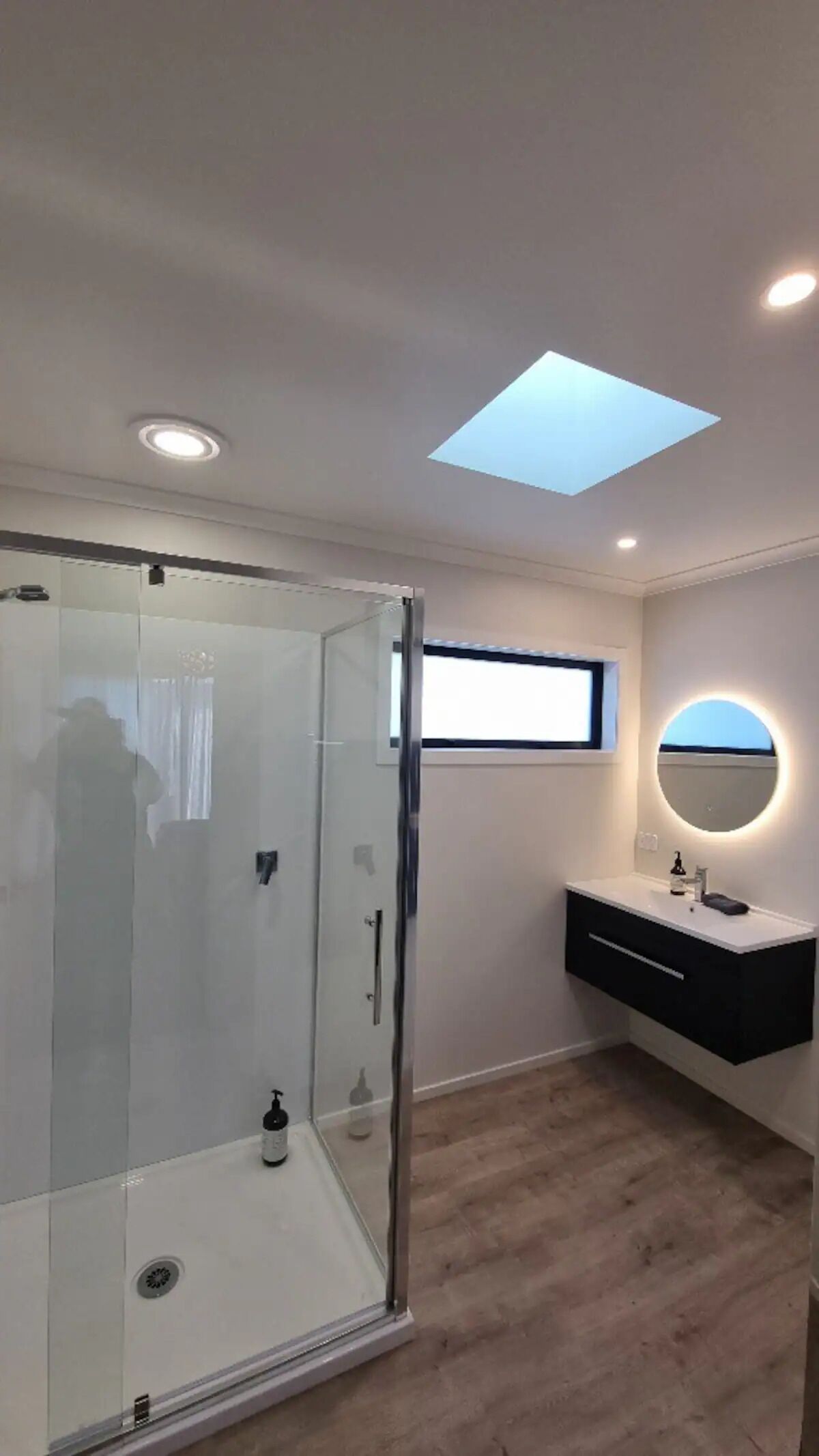 Ducha, secador de pelo, toallas y jabón