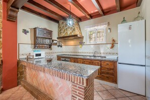 Fridge, microwave, oven, stovetop - Country House 'Casa Rural Puente Piedra' with Mountain View, Wi-Fi and Air Conditioning (Carcabuey)