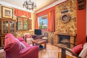 TV, fireplace - Country House 'Casa Rural Puente Piedra' with Mountain View, Wi-Fi and Air Conditioning (Carcabuey)