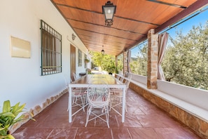 Outdoor dining - Country House 'Casa Rural Puente Piedra' with Mountain View, Wi-Fi and Air Conditioning (Carcabuey)