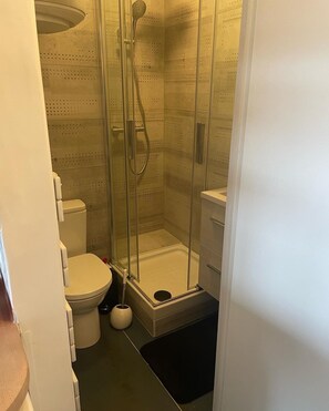 Een douche, een haardroger, handdoeken