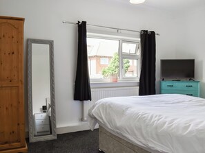 3 bedrooms, free WiFi, bed sheets - 3 bedroom accommodation in Scarborough (Scarborough)