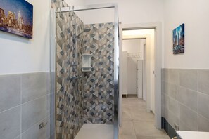 Douche, sèche-cheveux, serviettes fournies