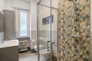 Shower, hair dryer, towels - Apartment 'Stefy' with Shared Garden, Wi-Fi and Air Conditioning (Imperia)