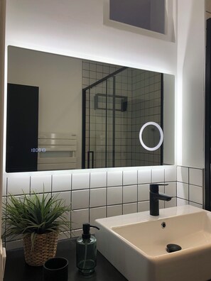 Dusche, Haartrockner, Handtücher, Seife