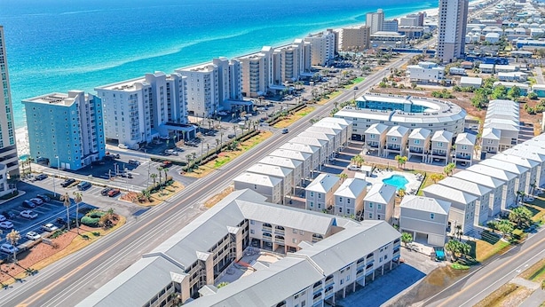 Una zona costera urbana con edificios altos, una carretera y una playa.