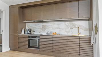 Køleskab, ovn, kogeplade, opvaskemaskine