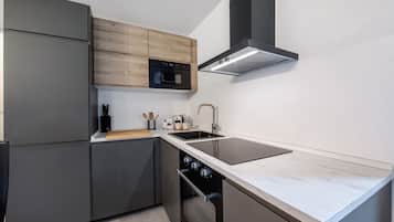 Frigorífico, microondas, placa de cocina y lavavajillas